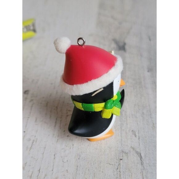 Hallmark sign of the times 2009 penguin ornament Xmas - Picture 4 of 6